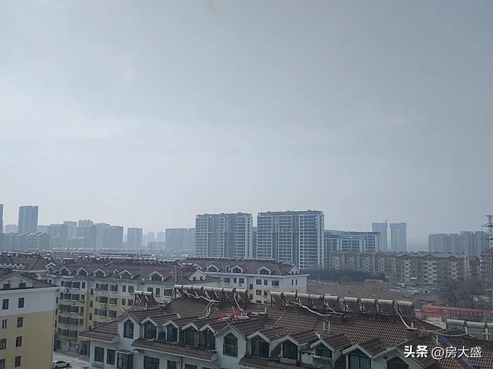 “你不强大没人认可你”，这话挺现实。很多人总忙着凑人脉，以为多参加酒局、加微信就