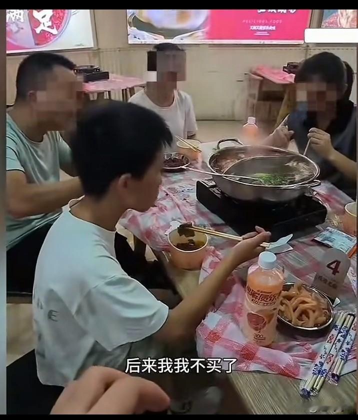 这家人买三个人餐券来五个人吃饭，老板发现后提醒用餐食客，买餐人还辩解先头问你了。
