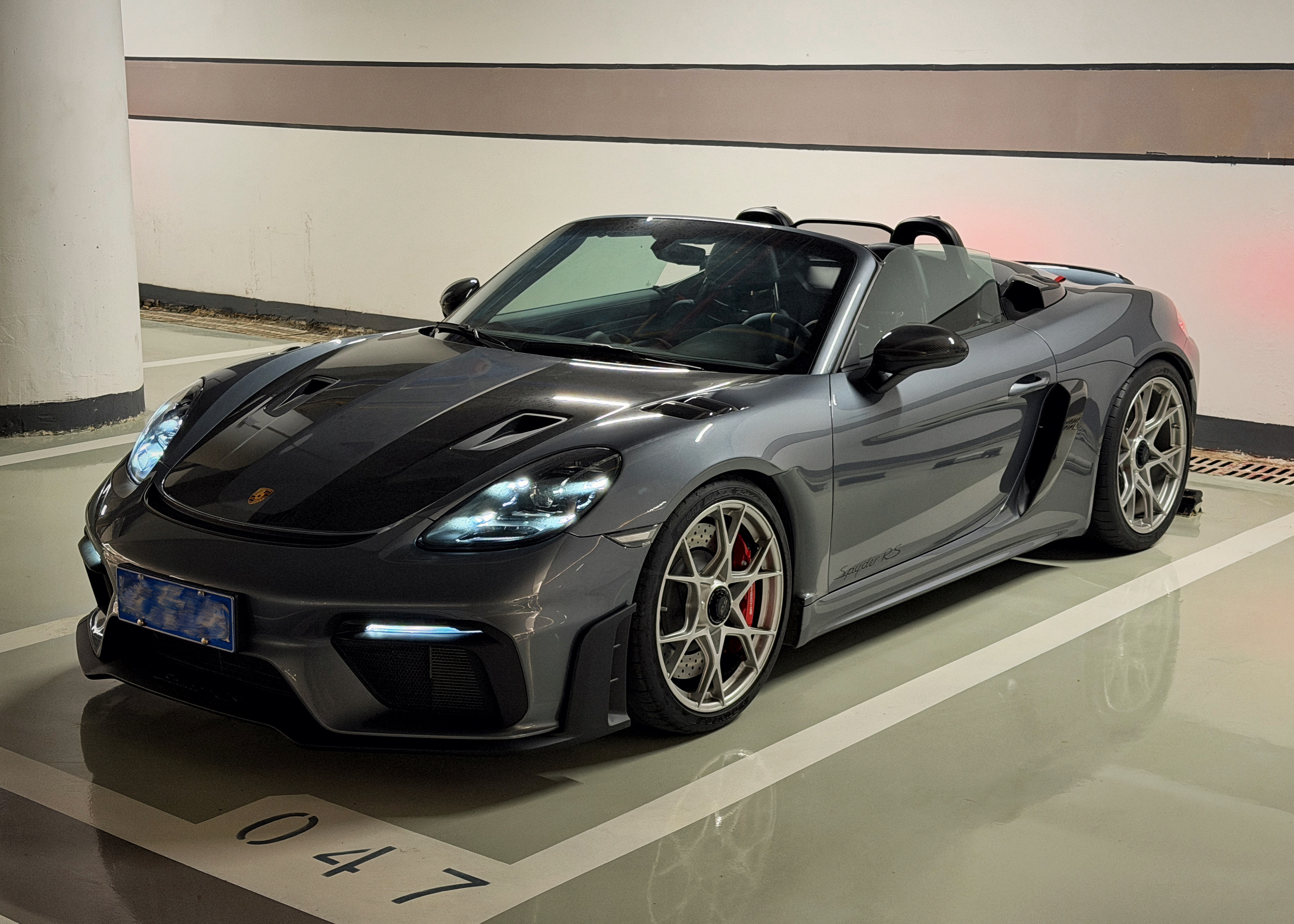 出门开个轻松的会，虽然已经在飘毛毛雨，还是坚持把敞篷留在家里 欣哲频道保时捷 武