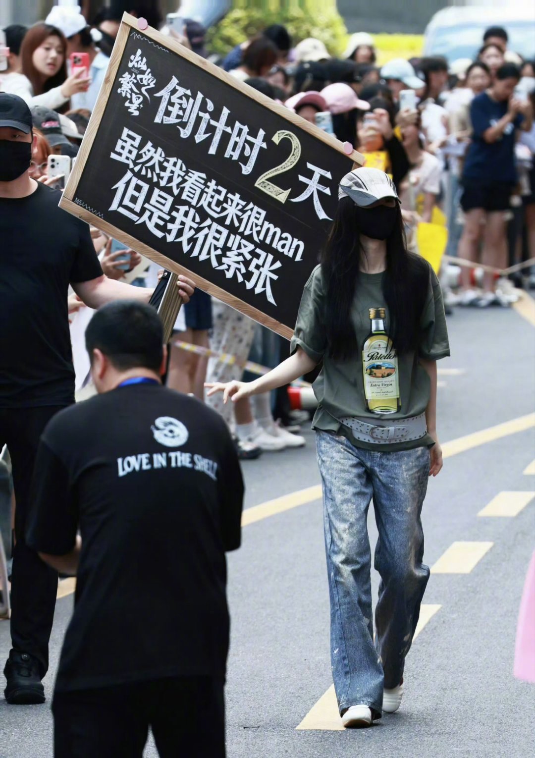 酷酷的虞书欣上班剧宣虞书欣剧宣上班新鲜路透掉落一身酷帅造型气场全开，谁能想到酷酷