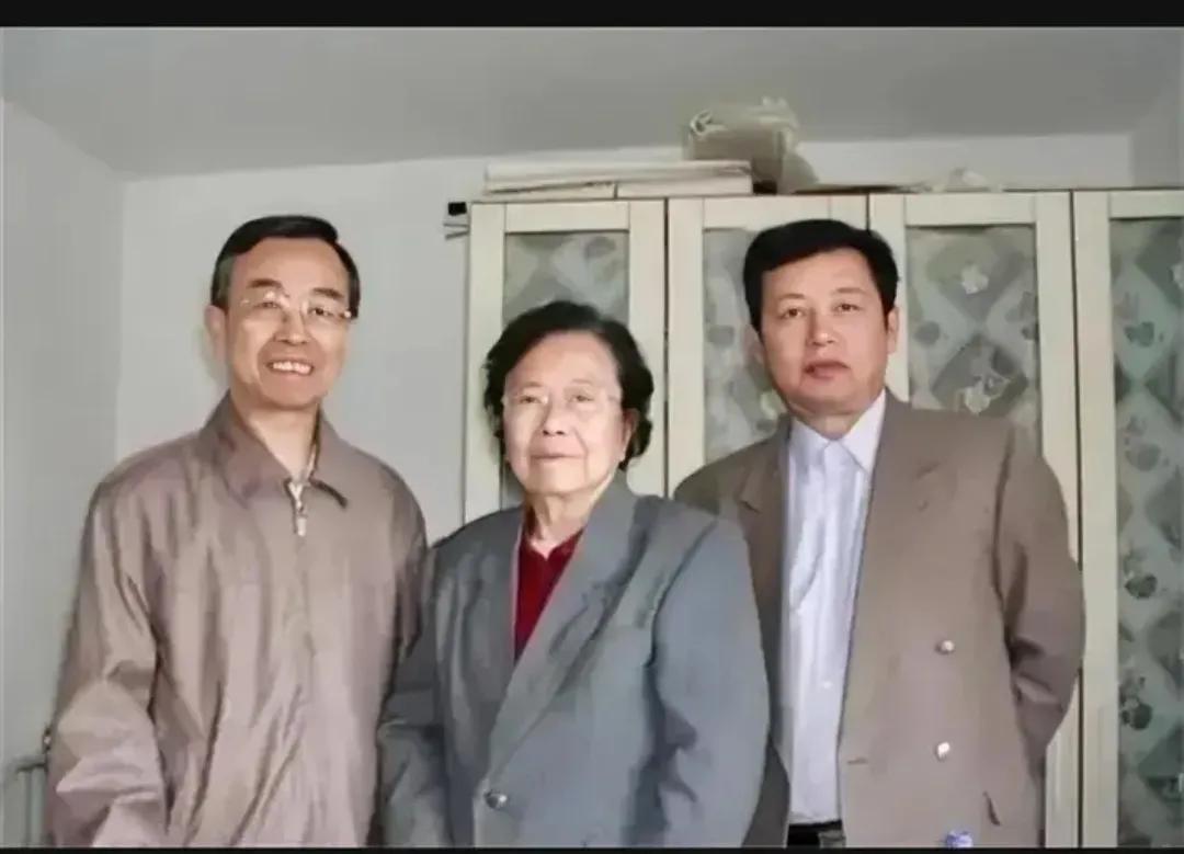 2010年，聂元梓晚年，留下的一张照片，镜头中的她穿着一身灰色西服，精神矍铄。
