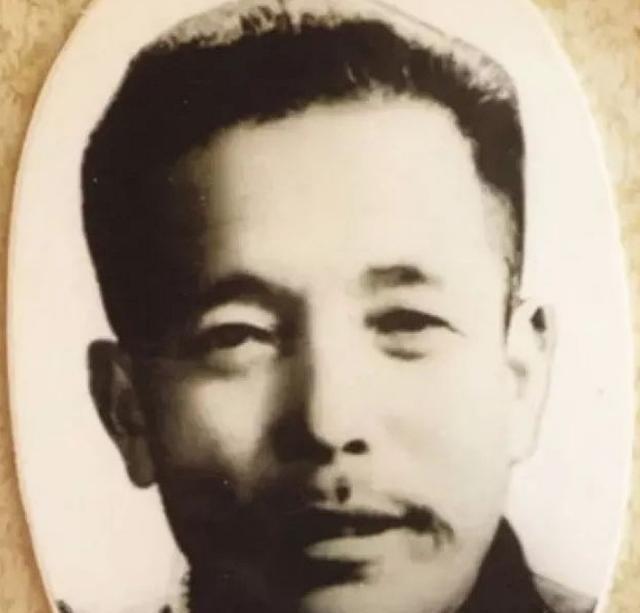 1955年，一个走江湖的男子故意让毒蛇咬自己的舌头，等蛇释放完毒素后，他一口咬下