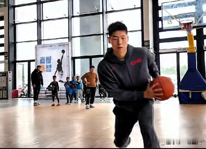 广东宏远前NBA球员崔永熙在春节举办训练营，为孩子们示范专业动作，这种下基层的机