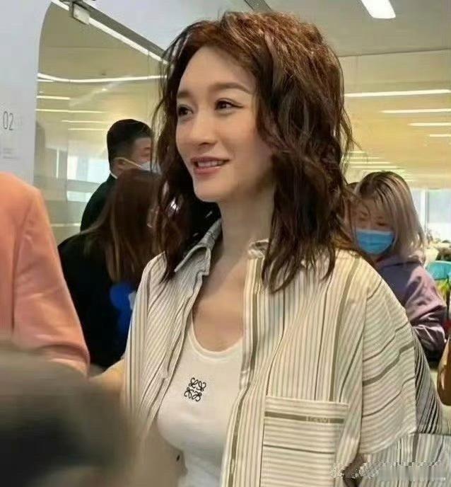 李小冉虽然被说不上镜，但狗仔偷拍的每张照片都证明了她的美丽 