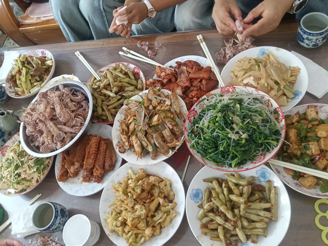 假期经过十几个服务区，居然超过一半加油站无法加油，可以充电，很奇怪啊。