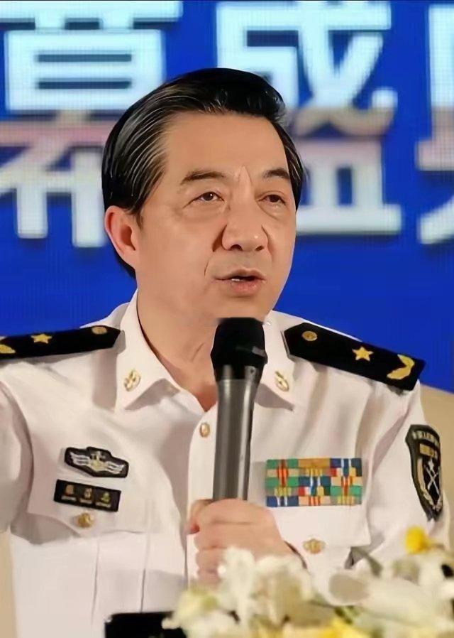 局座当年的玩笑，现在越来越像预言了局座张召忠当年一句玩笑话：特朗普要是连任两届，