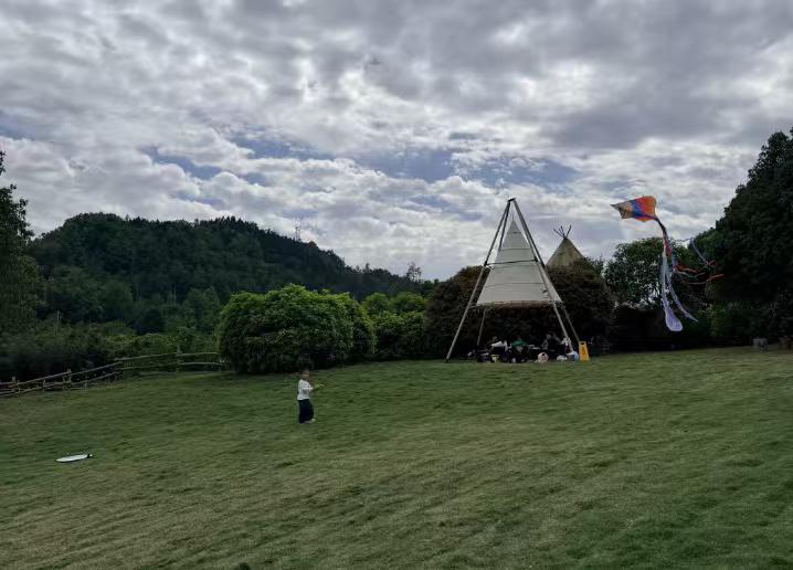 昨晚，和一位女性朋友聊天，她的三观让我诧异，或许这才是真正的人间清醒？她说，人这
