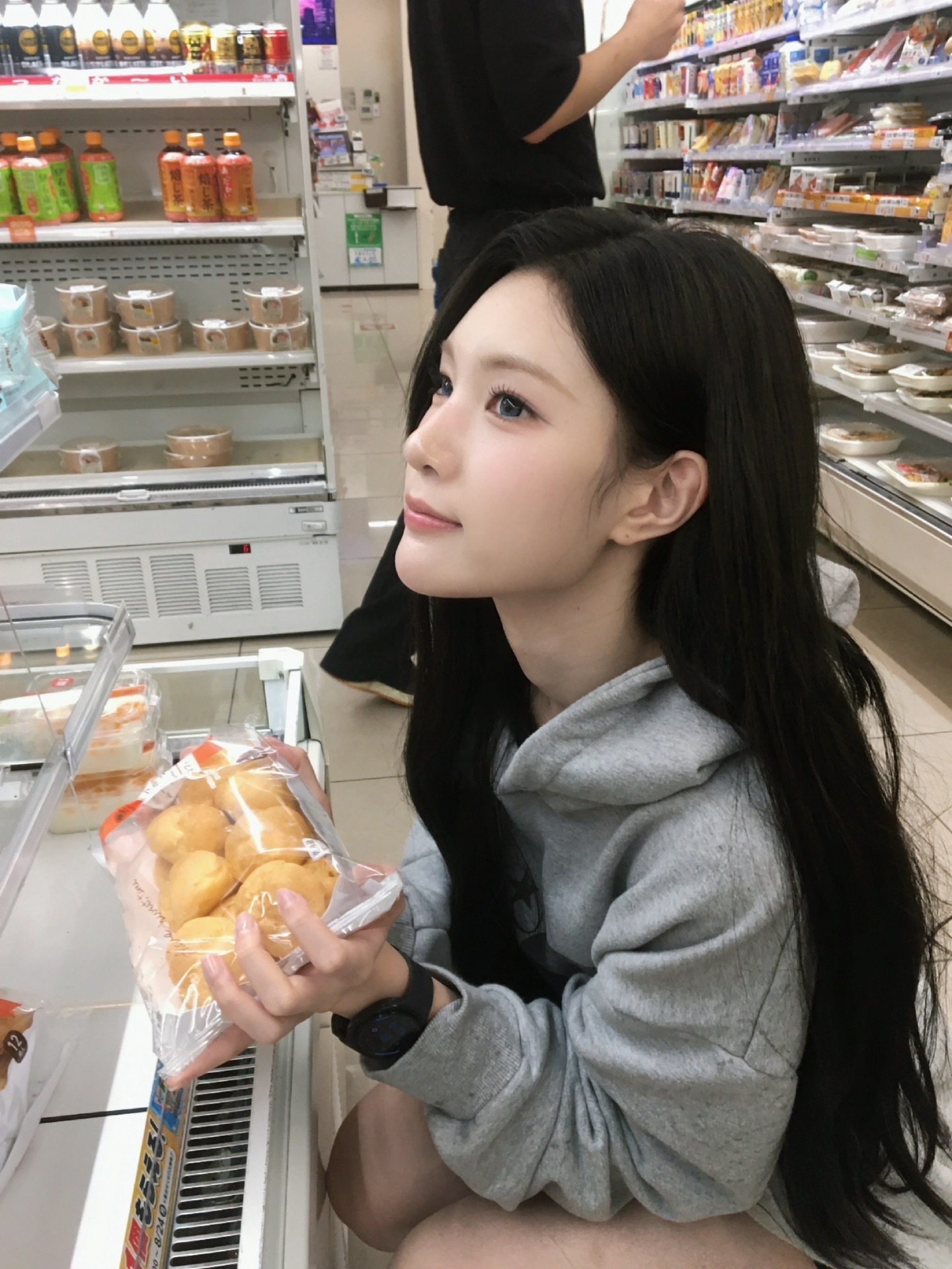 羡慕后面这个穿黑衣服的人。 