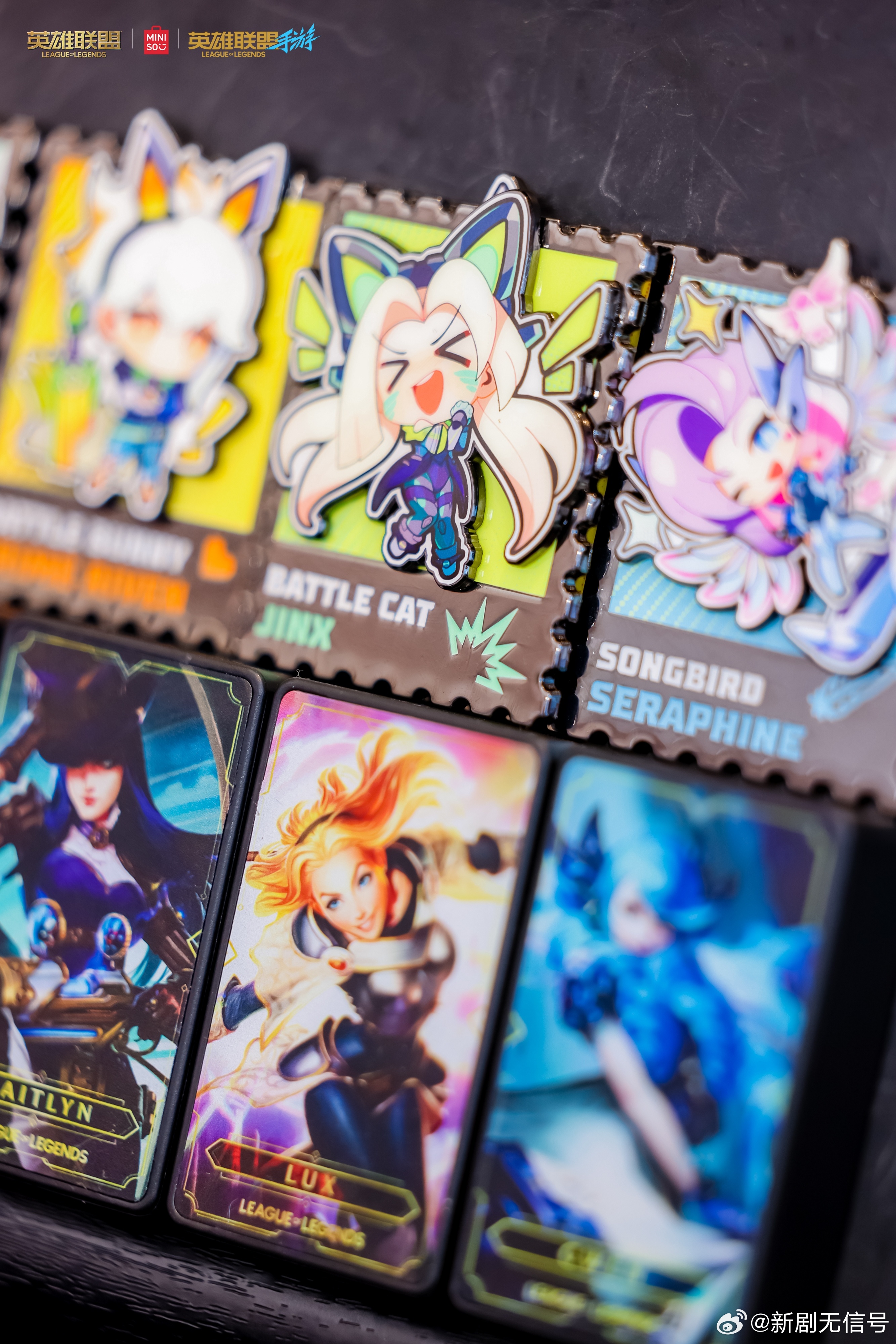 成都春熙路电竞氛围感拉满 被名创优品的 Coser 狠狠戳中！腰上的挂件小表情绝