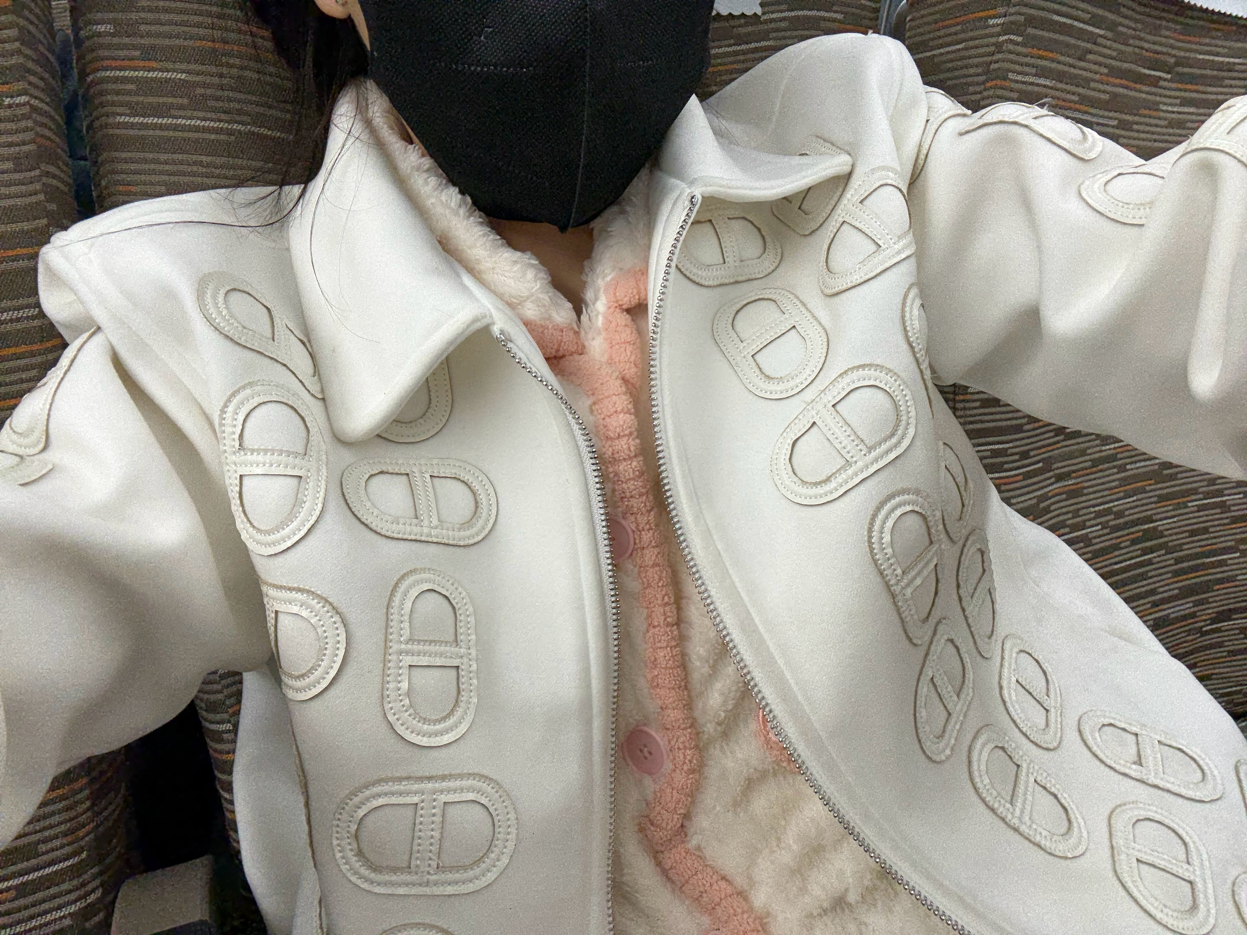 我穿的太恶心了哈哈哈哈 我就穿这样做高铁回上海咯 老家太冷了  南京