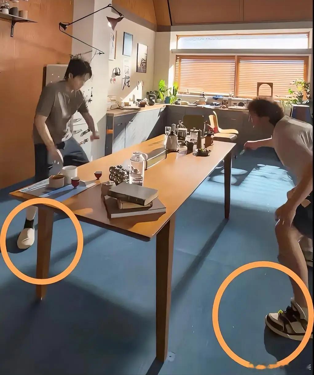 大家发现没？王楚钦，拍麒麟广告，和王晨策打球时穿的竟然是拖鞋，知道王楚钦平时爱穿