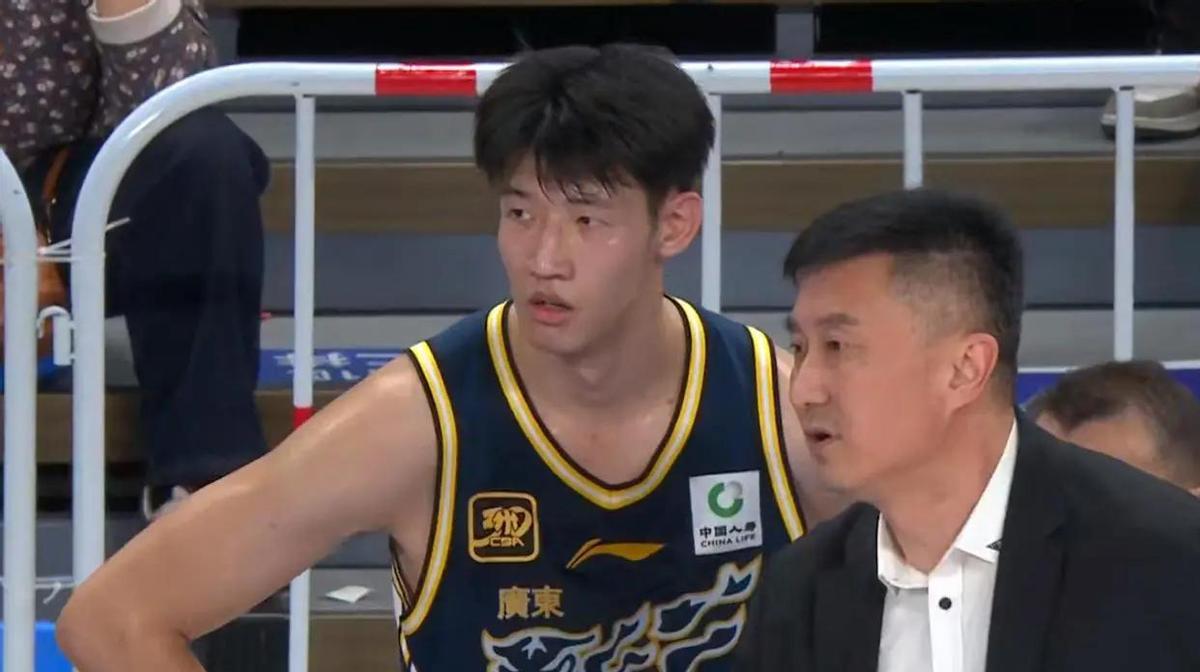 黄明依只用一次失误，就断送了自己半赛季的前程。
杜锋捏战术板的手青筋暴起，那不是