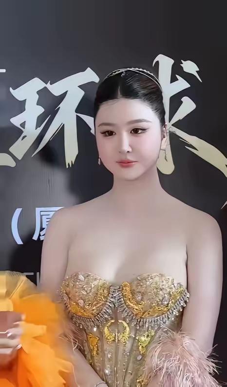 “珠圆玉润”放到陈蕾娜身上，已经不再只是一句简单的夸奖，更像是对单一审美发起的一