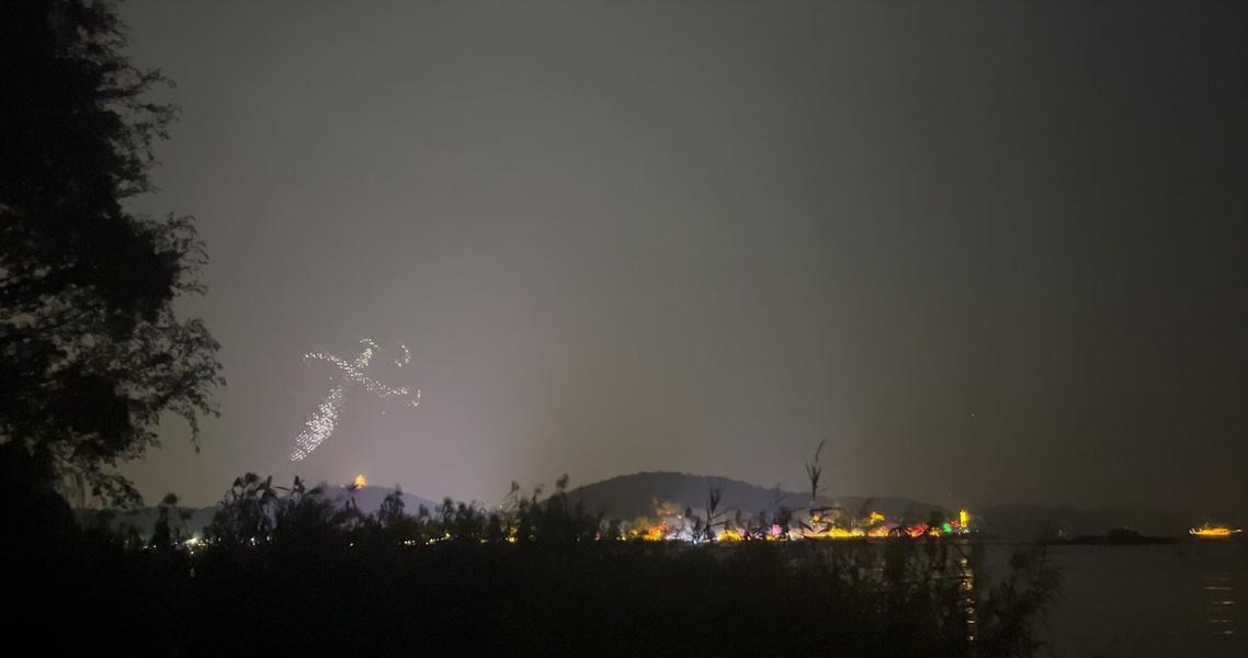 夜晚在太湖边上 游船真的也太爽了吧，湖边的风吹起来非常的舒服。很是惬意。
0元玩