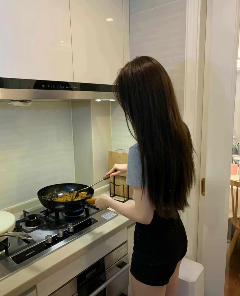 自己做的饭吃着还是香下班后做晚饭