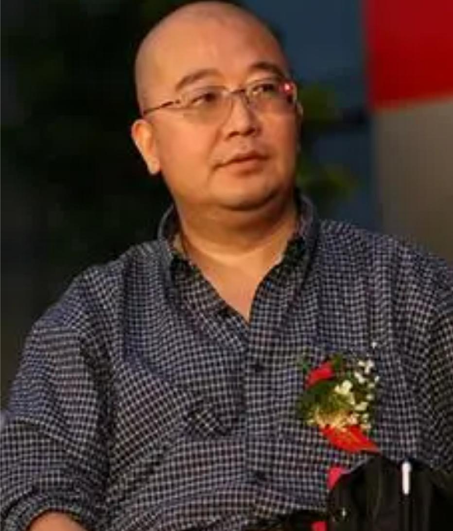 他扛着相机在枪口下站了十年，拿命换回的照片我们看了三十年。今天这人走了，白血球几