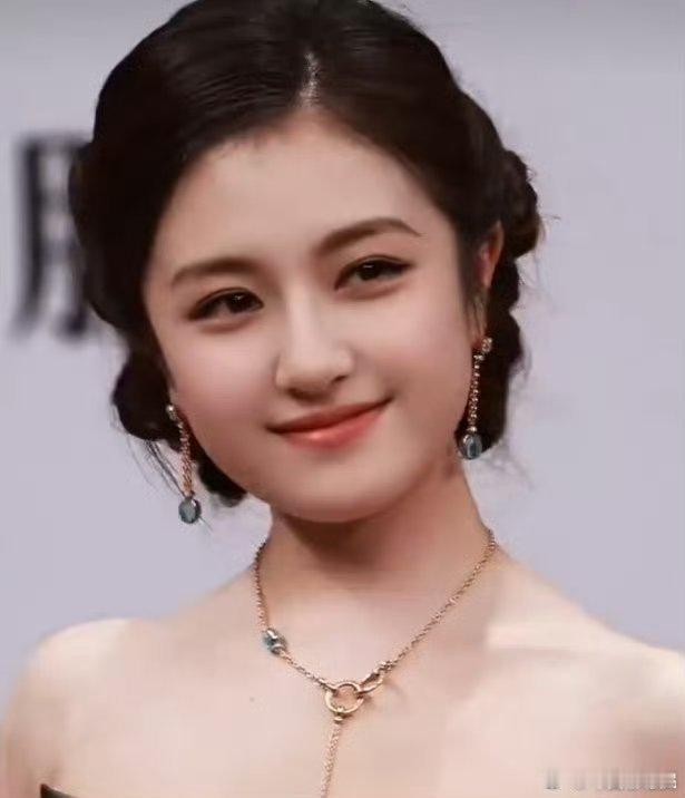 李兰迪 安陵容送的浮光锦李兰迪星光大赏穿的浮光锦礼服，光泽感绝了，镜头下柔光细腻