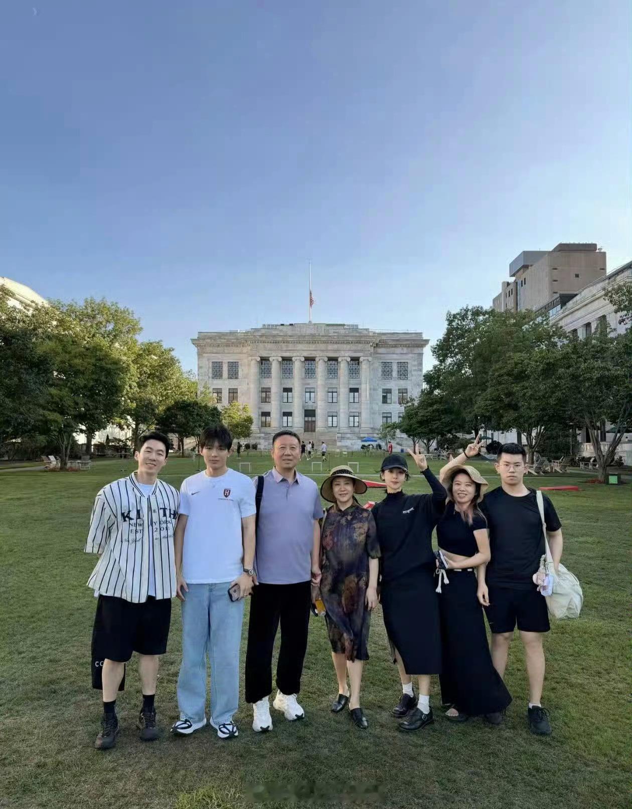 哇，捡到一张杨紫的合照，脸好小好美