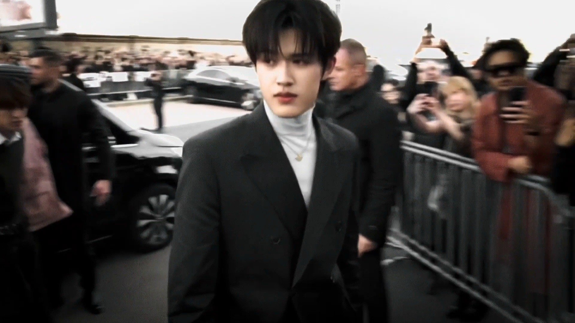 张极Prada秀场怼脸镜头 怼脸镜头直出封神！五官精致立体，生图比精修还能打，颜