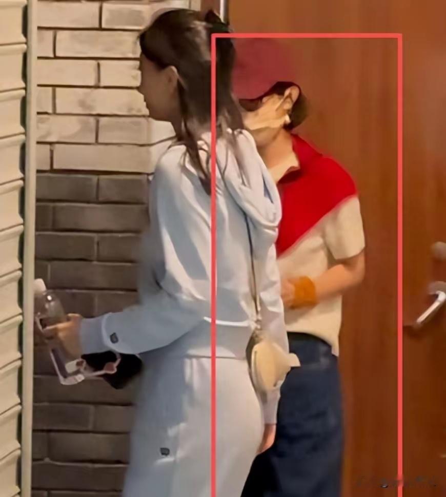 赵丽颖生病后首现身！身形暴瘦行动缓慢，全程戴口罩帽子让人心疼 ​​​