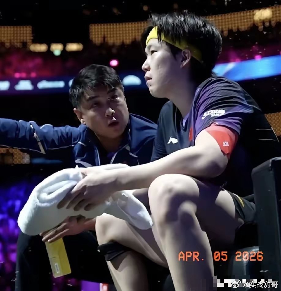 王皓没有讲战术，他把王楚钦按到了沙发上原来是王楚钦1-3落后达科，第五局又被逼到