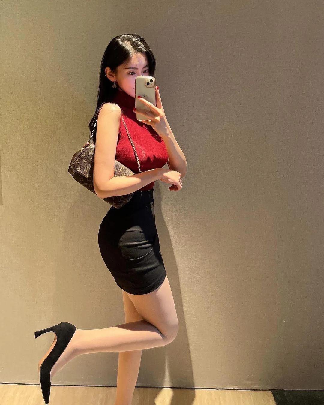 长裙翩翩影自随
#美景如画俏佳人# #妖娆俏佳人# #陪衬佳人# #风情百媚# 