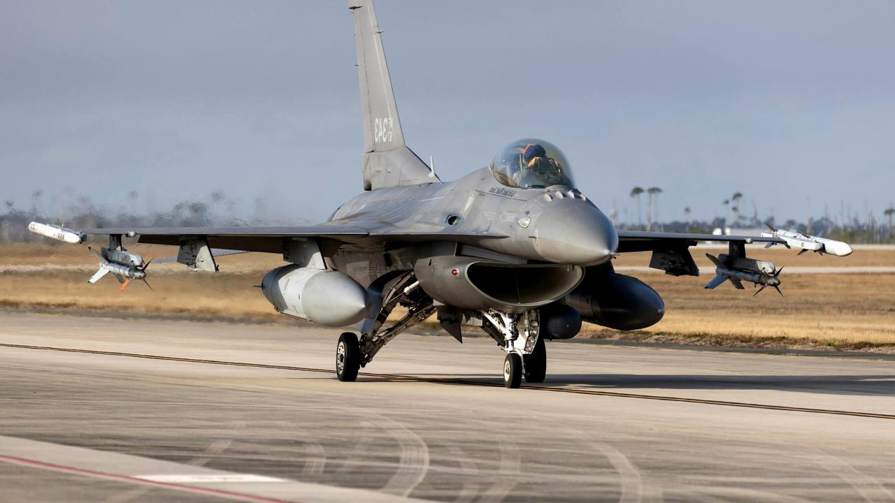 美F-16新机启程赴台，国防部：立即停止武装台湾
 
两架F-16跨越太平洋，改