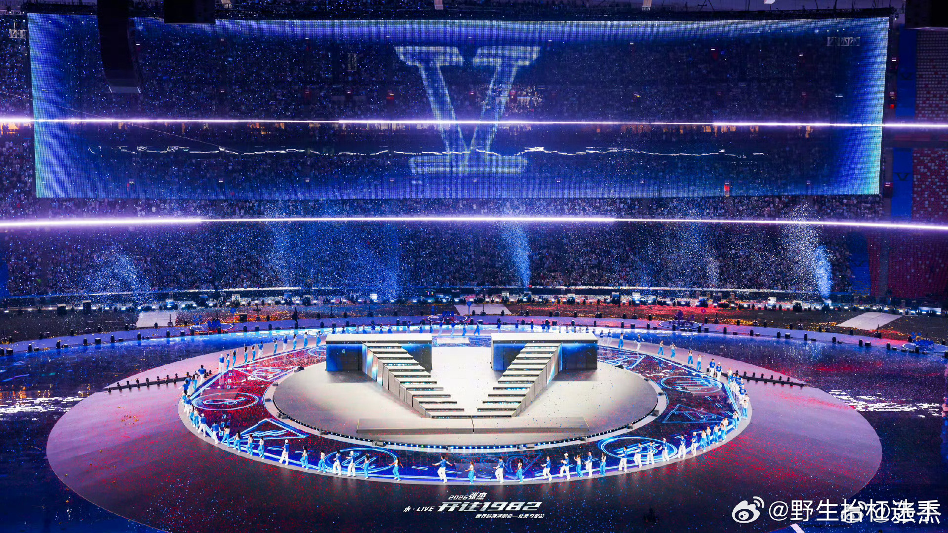 张杰鸟巢舞台美成啥样了张杰鸟巢舞台直接封神！四面屏悬浮屏搭配升降阶梯，视觉效果炸