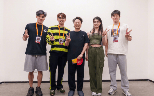陈奕迅口误说成“跳水队” 台下潘展乐大声为其纠错。陈奕迅演唱会在杭州奥体中心体育