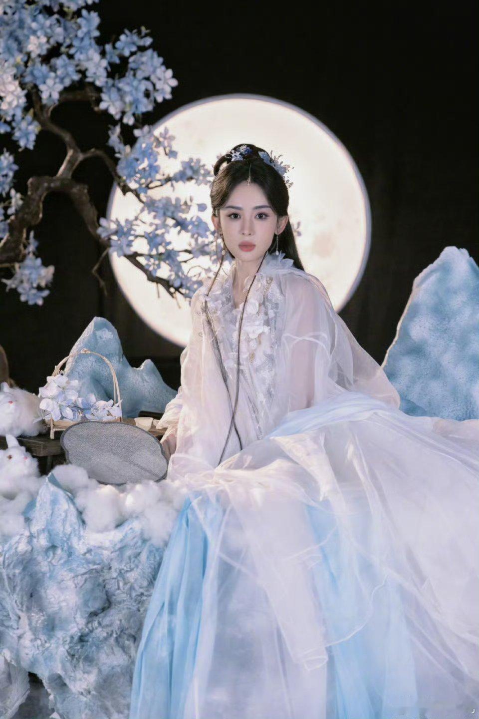 娜扎扮的嫦娥也来啦！白衣飘飘，清冷孤傲，好像能透过娜扎看到嫦娥一个人在月宫的孤独