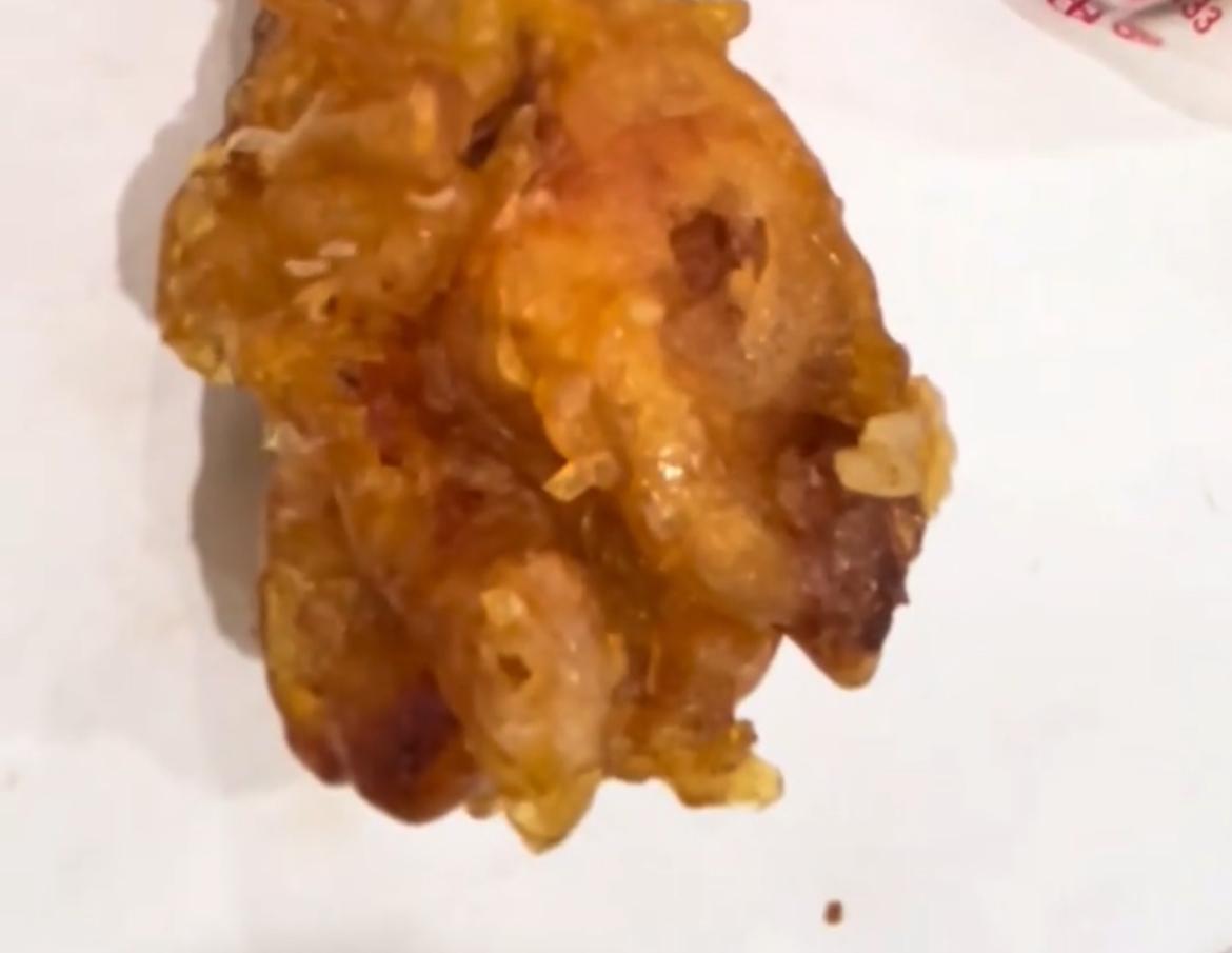 【玉林某熟食店的鸡腿发现里面爬满蛆虫】

近日，网友爆料称：玉林 某连锁的一个熟