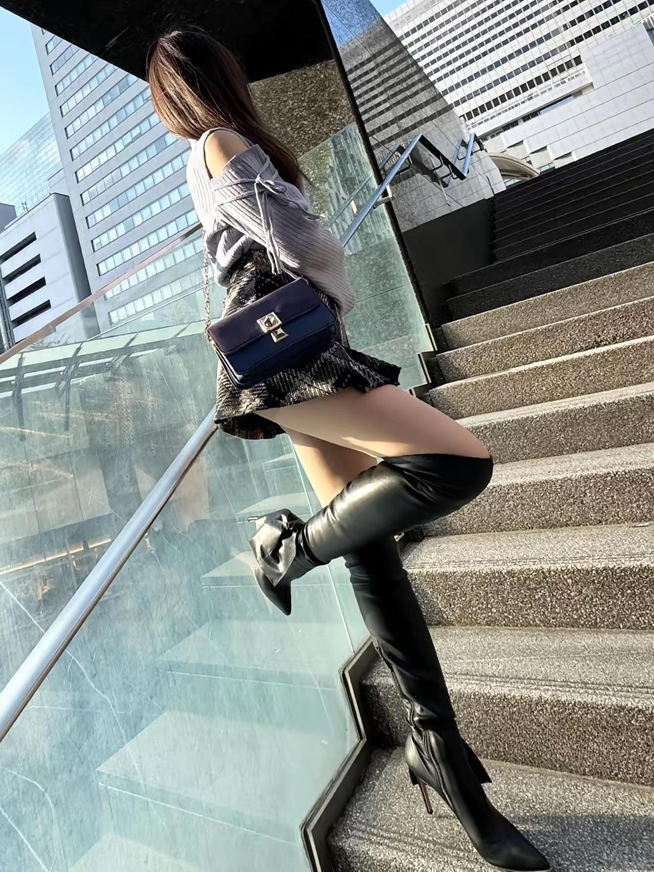 都市时尚风，黑色皮靴搭配短裙，尽显优雅与自信！