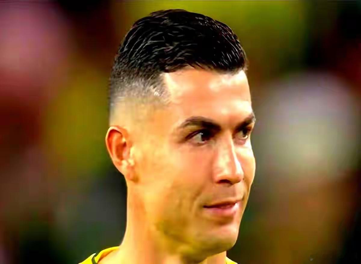 40岁的C罗，沙特金靴这位置刚坐热乎，感觉下一站就要翻车！太挤了……真的太挤了！