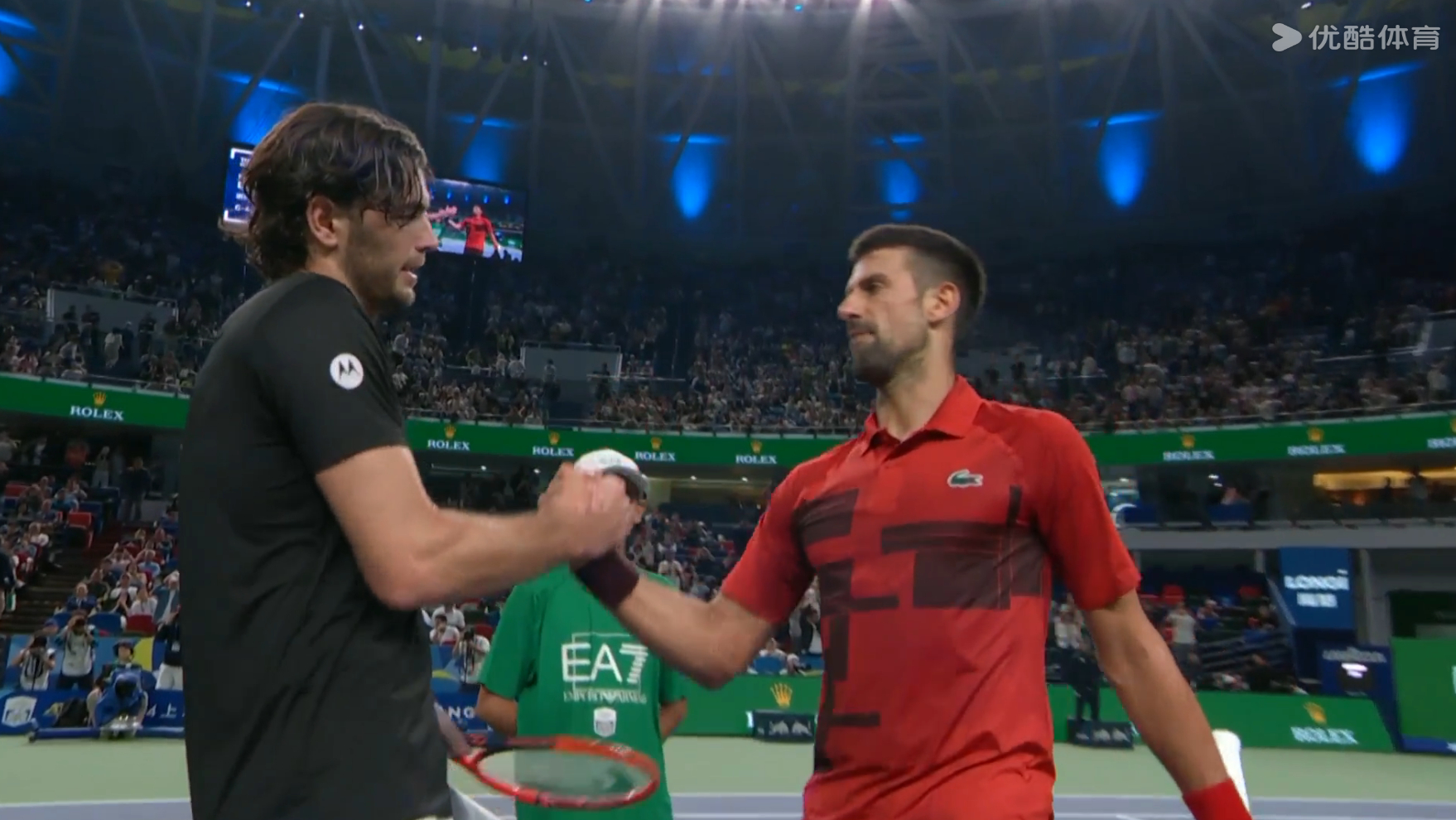 #2024上海赛# 德约科维奇带着伤腿6-4/7-6惊险击败弗里茨，2018年之