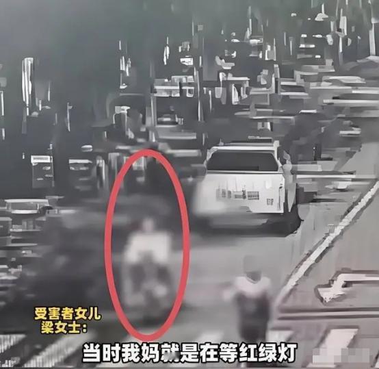 “害人害己！”内蒙古，57岁女子等红绿灯时被一辆轿车撞倒，随后挣扎起身，拿起手机