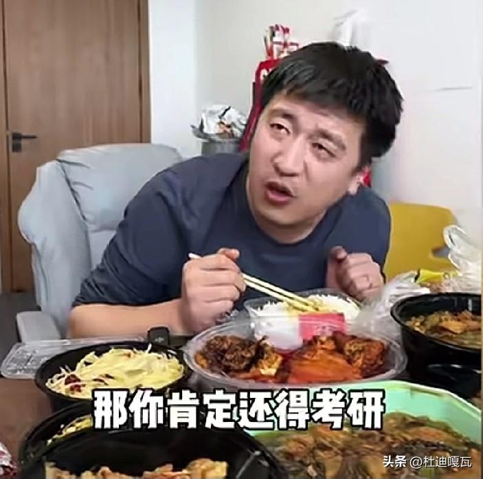 从张雪峰的一顿饭就可以看出，他的生活并不像大家想象的那样，看看这一桌子菜，几乎全