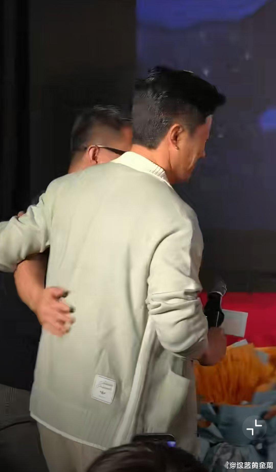 谢楠吴京活动合体吴京对谢楠说主持人好梦幻联动太好嗑，谢楠主持吴京旁白电影首映，二