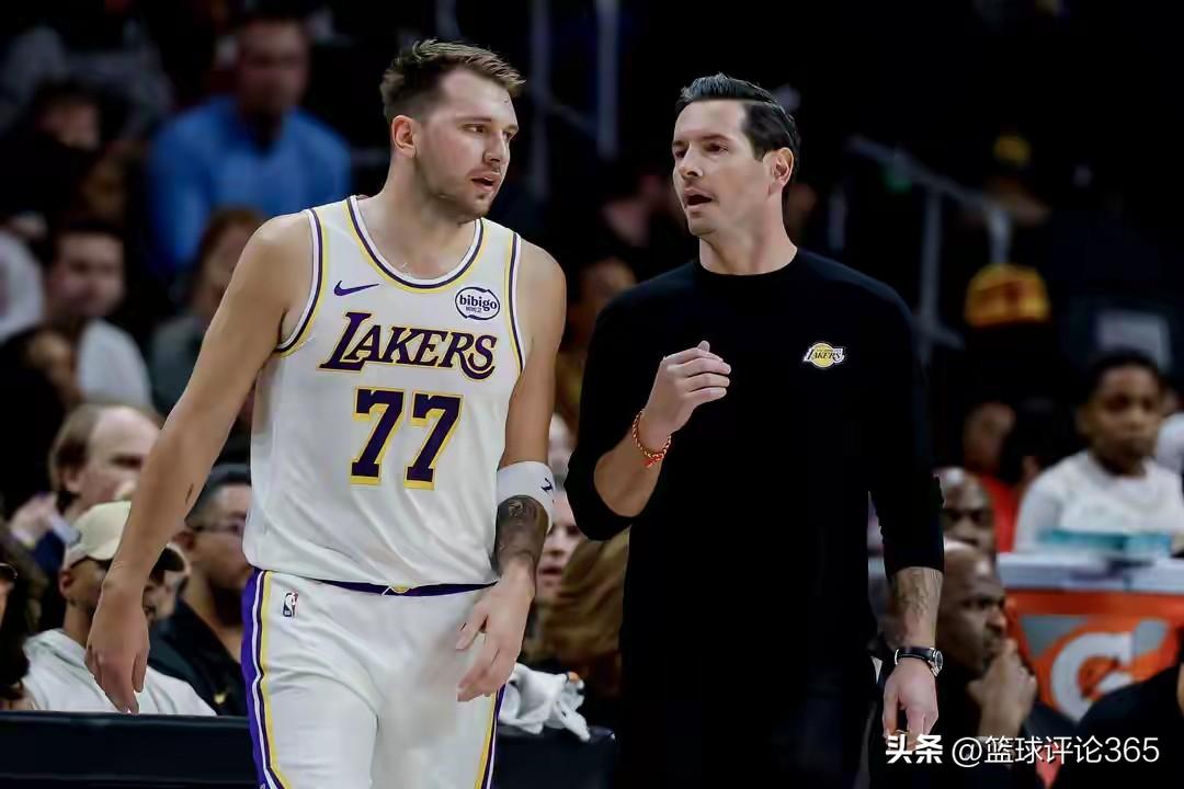 湖人首节35-27领先，却仅3人得分，詹姆斯缺阵，竟有人独砍22分。

湖人这比