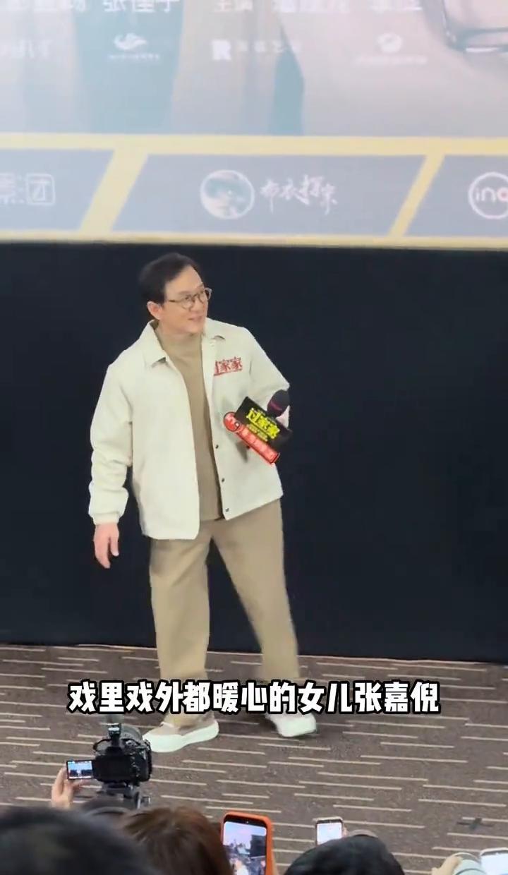 张嘉倪上央视，潘斌龙上春晚，这圈子真这么暖？
别急着感动。
张嘉倪2023年凭《