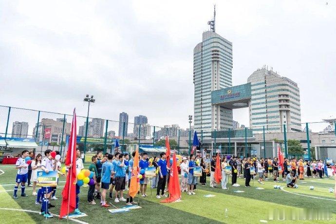 奔赴长沙球场解锁青春能量马栏山球场气氛热烈，湖南广电第七届芒超如期开赛，选手们踏