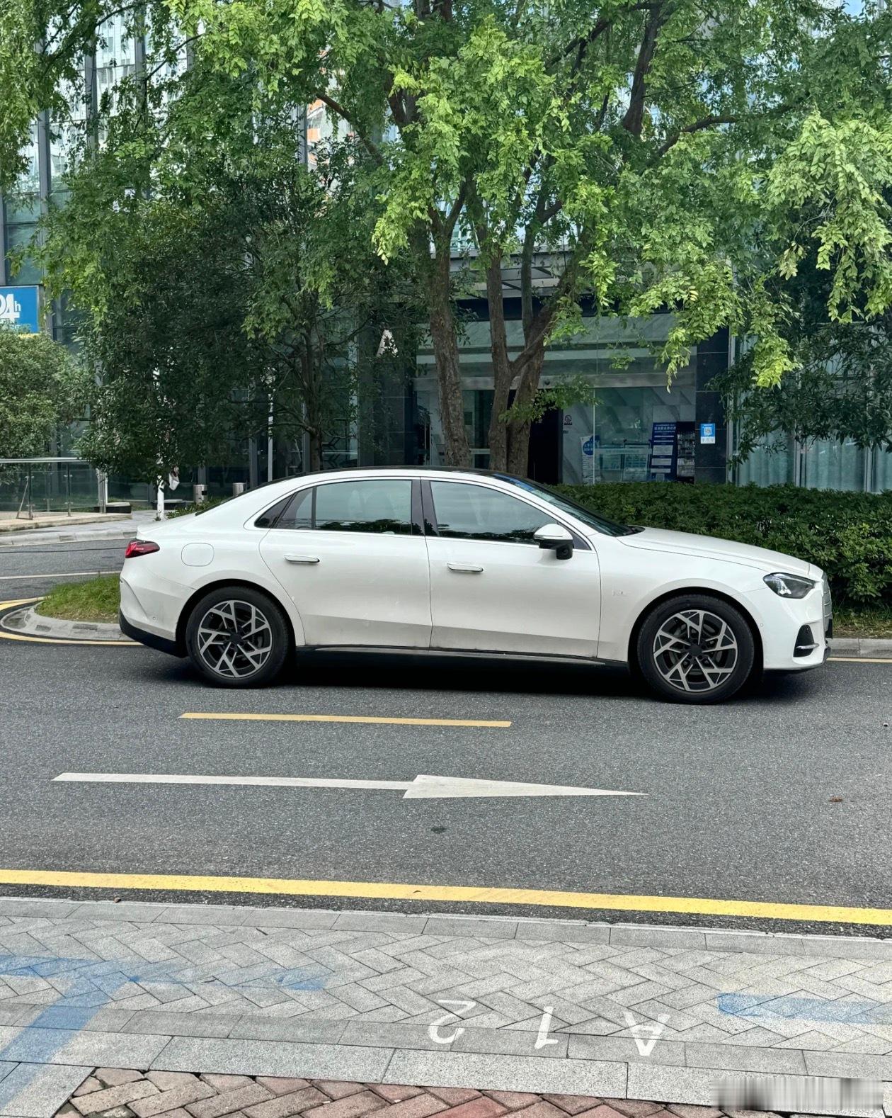 网友拍到的新纯电奔驰C级这外观设计你们喜欢吗