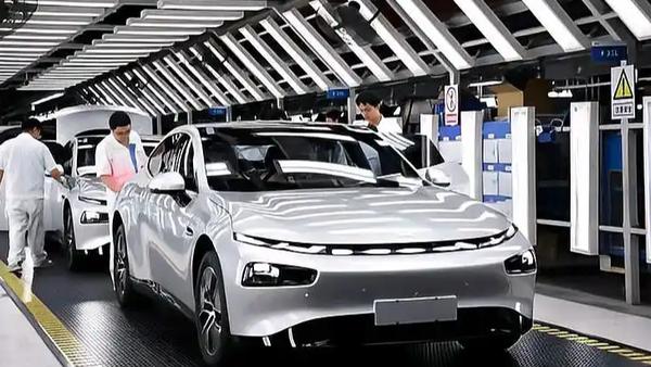 2026年5月，新能源车保有量达4397万辆、占比12.01%的节点，免征养路费
