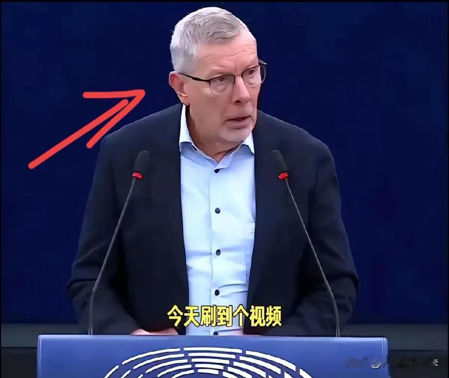 全场死寂三秒，
就因为鲁迪肯纳斯问了一句大实话。

“难道东方大国不能像我们一样