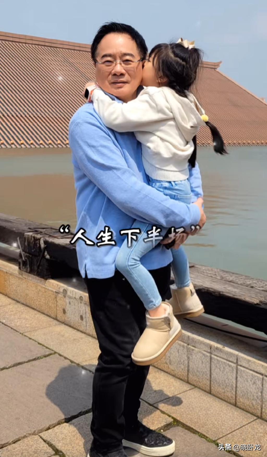 看到蔡正元抱着小女儿在上海松江区广富林街道的场景，不禁让我产生一个想法：在上海，