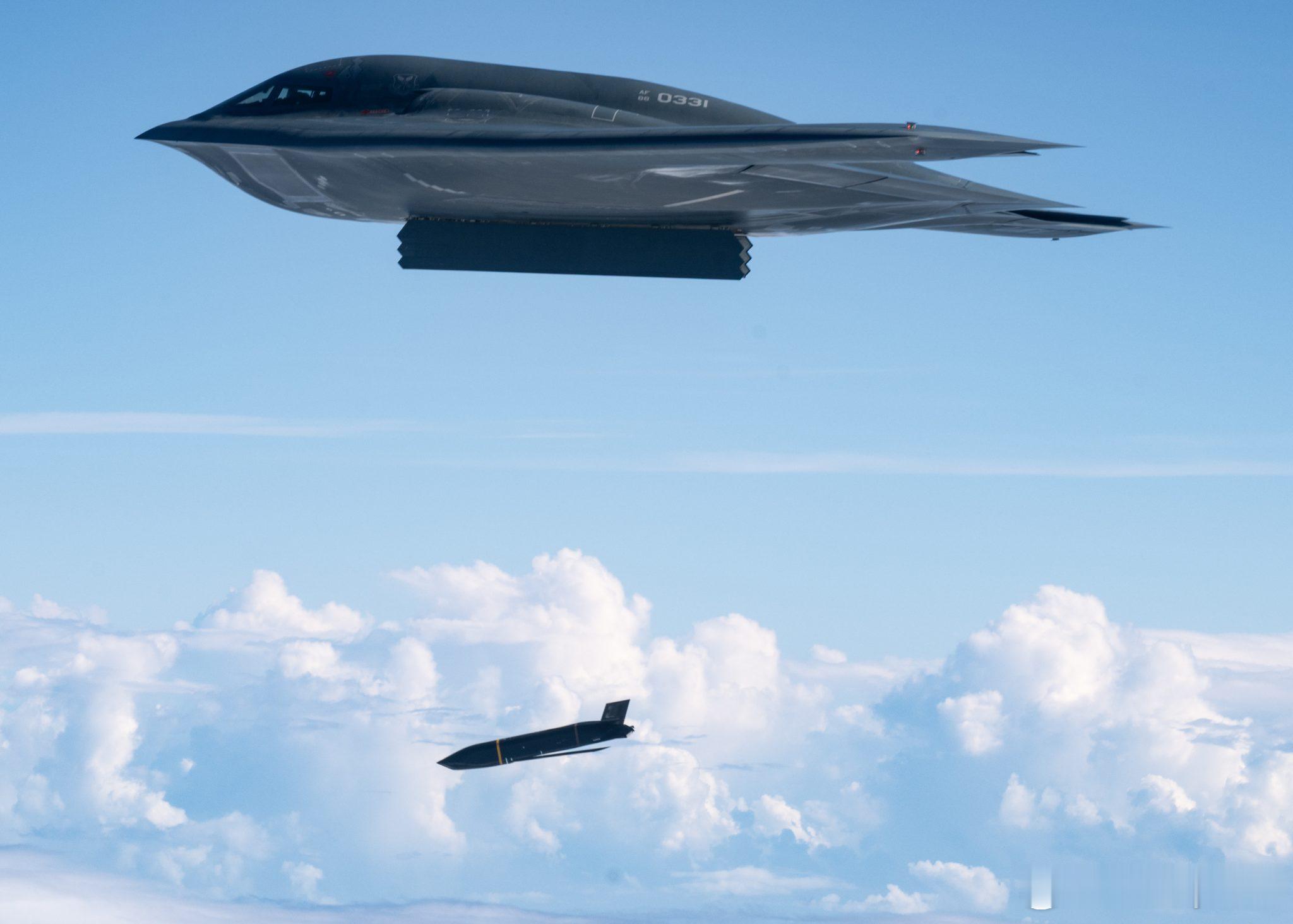 B-2隐形轰炸机实战演练！🎯在太平洋演习中成功发射并命中LRASM反舰导弹，战