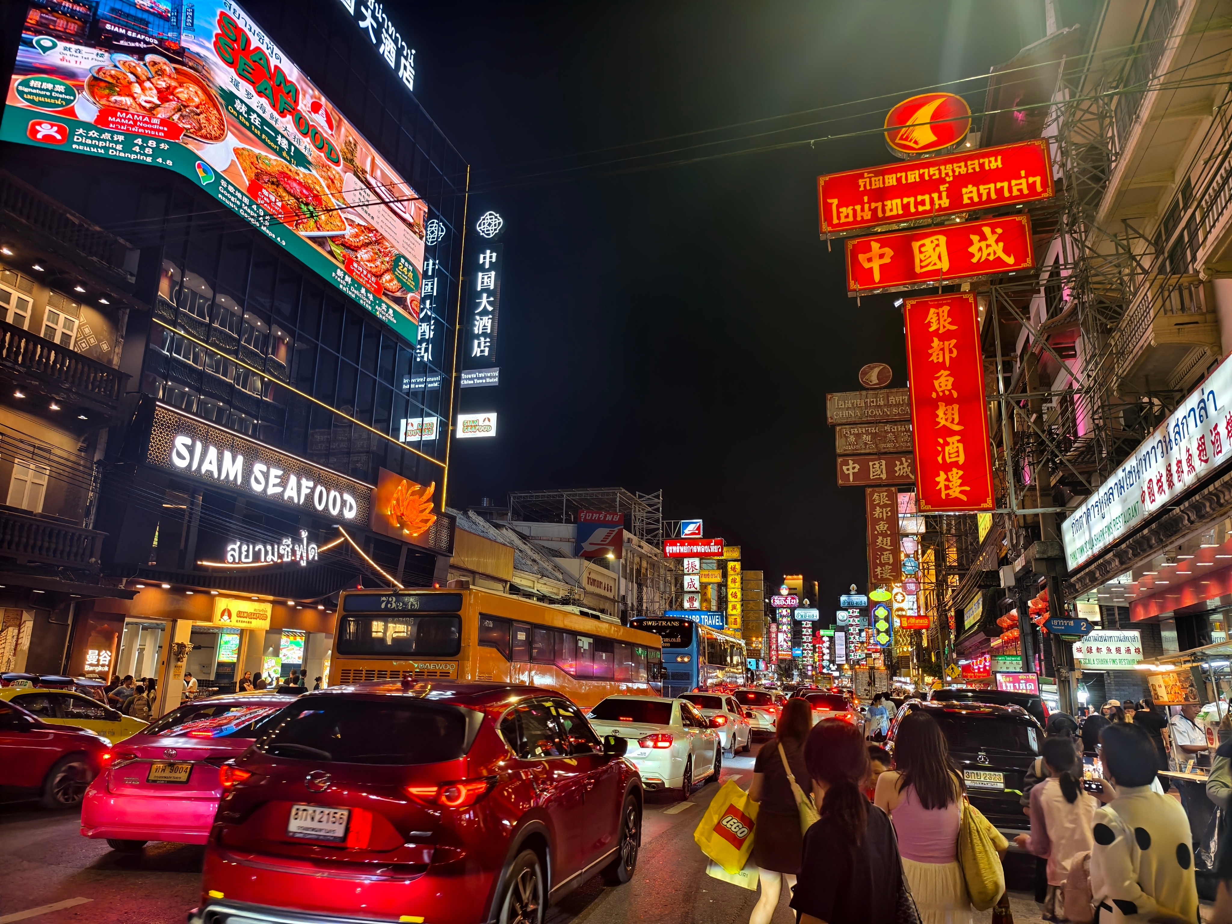 夜游被欧美人占领的唐人街，记了一些有意思的店名：和成兴大金行、振和兴大金行、成发