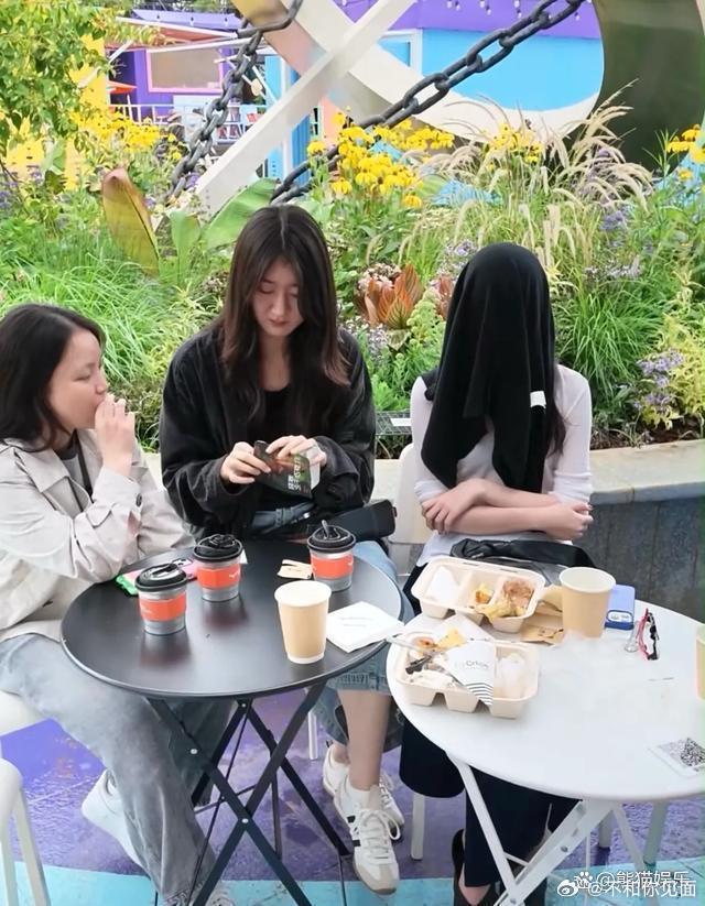李亚鹏云南咖啡店开业，俩女儿和侄女现身助阵，李嫣低调出镜气质超好 