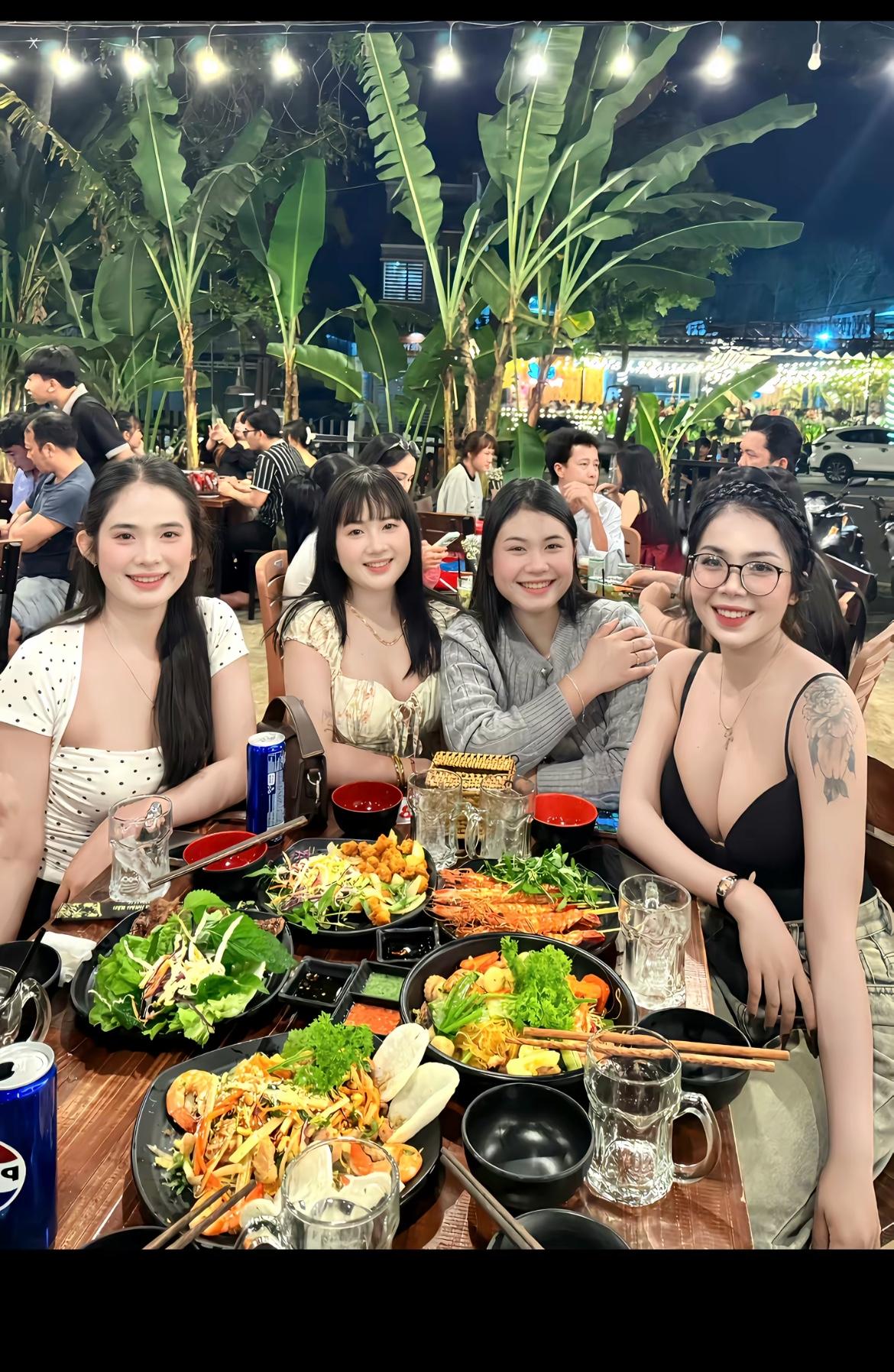 如今不少姑娘办完离婚，总要张罗一桌宴席，拉着三五好友凑局庆贺，嘴上说着总算挣脱了