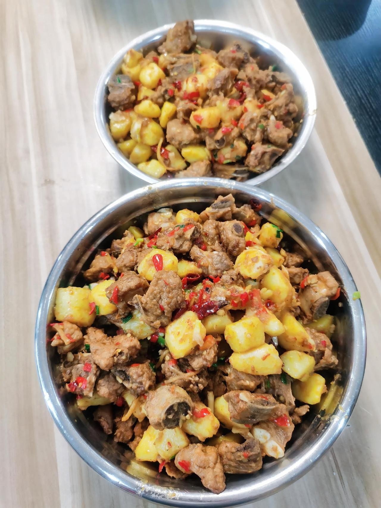 今日食堂家常菜谱：
土豆焖排骨
红烧茄子
冬瓜肉汤。

我已认清自己的命运，这一