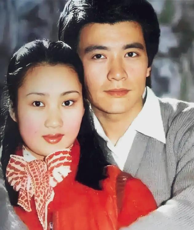 那个时候，著名的影视明星周里京与年轻的舞蹈表演艺术家家傅春英的爱情与婚姻堪称绝配